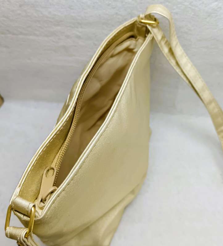 Vintage style Gold evening handbag, got a leather feel. Lovely 22x17cm Spotless.