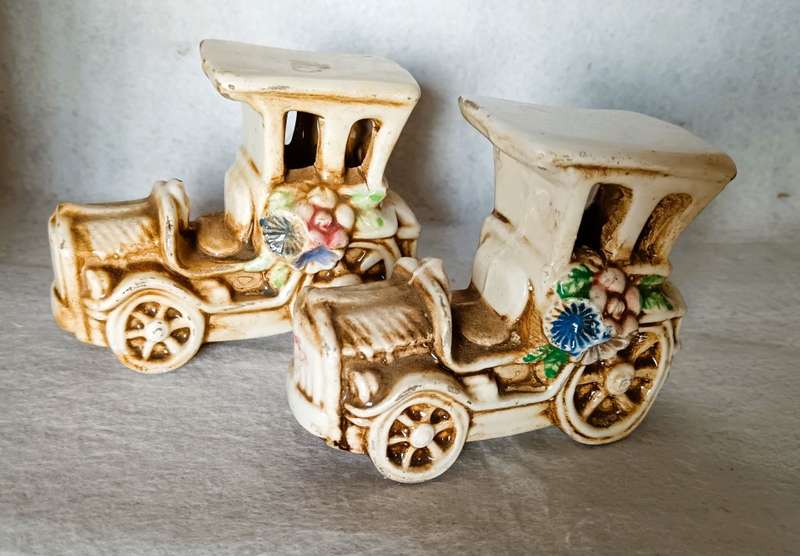 2x Vintage Porcelain Nuova Capodimonte Old Cars. 100x80mm Note chipe please.