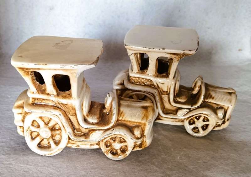 2x Vintage Porcelain Nuova Capodimonte Old Cars. 100x80mm Note chipe please.