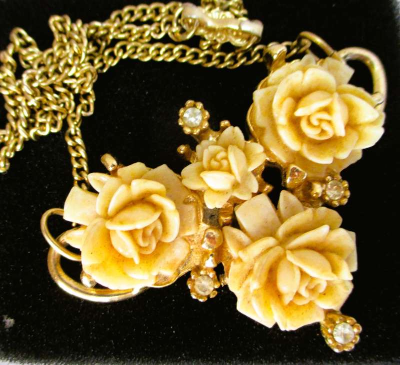 Vintage Celluloid Carved Floral Gold Tone Chain Necklace. Lovely. 400mm.