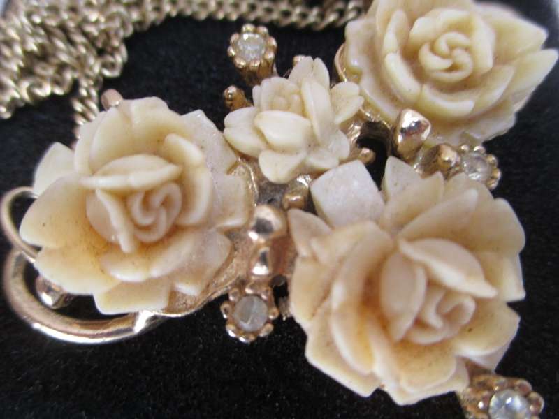 Vintage Celluloid Carved Floral Gold Tone Chain Necklace. Lovely. 400mm.