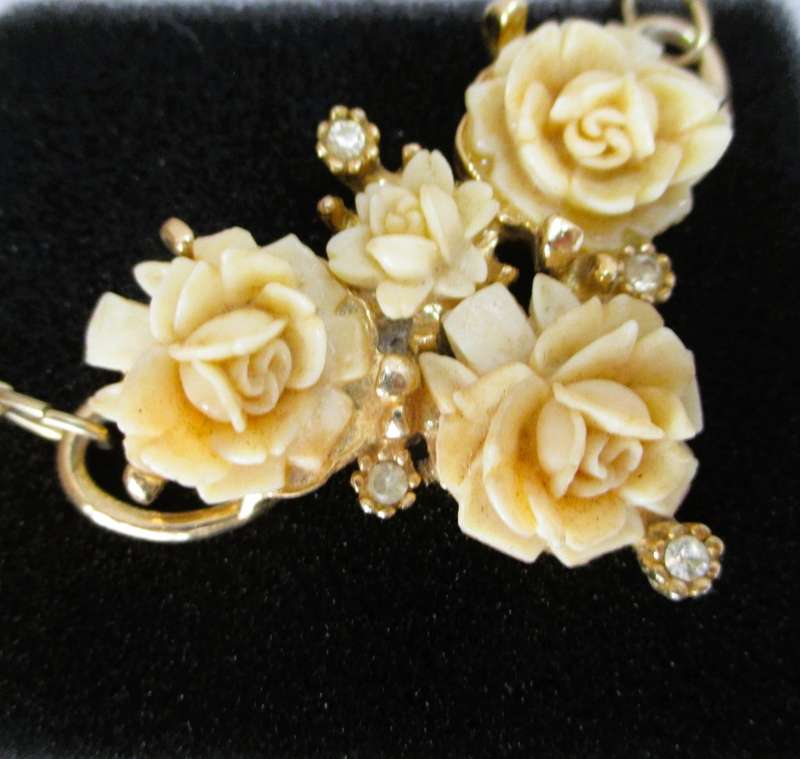 Vintage Celluloid Carved Floral Gold Tone Chain Necklace. Lovely. 400mm.
