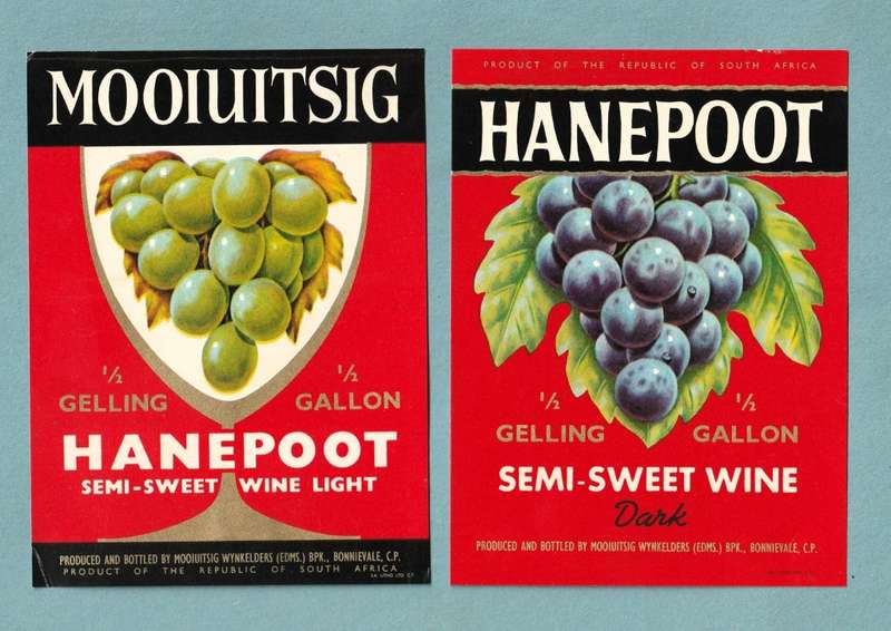 2 x Vintage Wine Bottle Labels. Mooiuitsig Semi-Sweet Hanepoot. Half Gallon Wine.