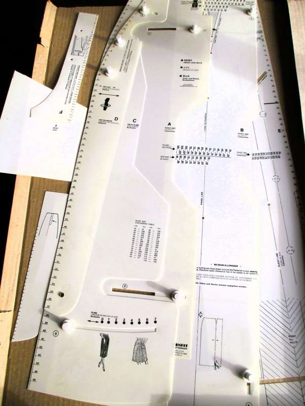 Vintage BONFIT Patterner, make 40 different designs of Skirts. Pattern with booklet, original box.