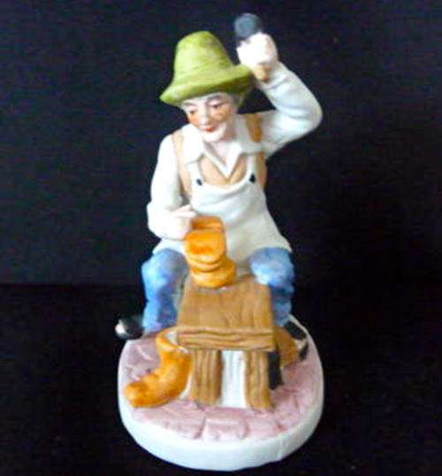 Old Shoe Maker Figurine. 16,5 cm High.