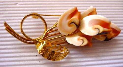 Lovely Delicate Vintage Shell Goldtoned Brooch