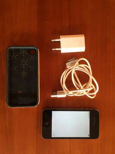 Iphone 4 s in Immaculate Condition Free Shipping to main centres