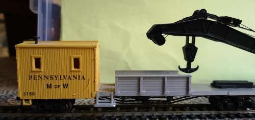 Bachmann Silver Series HO Crane Car with Boom Tender, Pennsylvania Railroad #3158