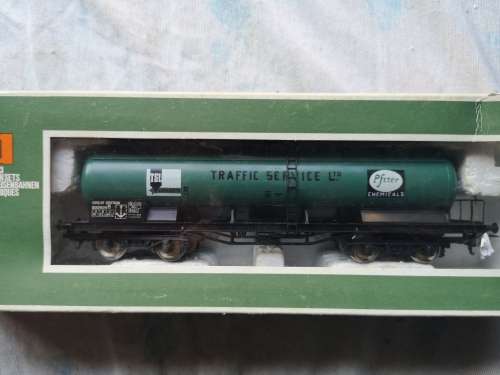 LIMA 2911 HO Br Bogie Tank Wagon Pfizer Chemicals Traffic Service Ltd N° 500 909 green livery.
