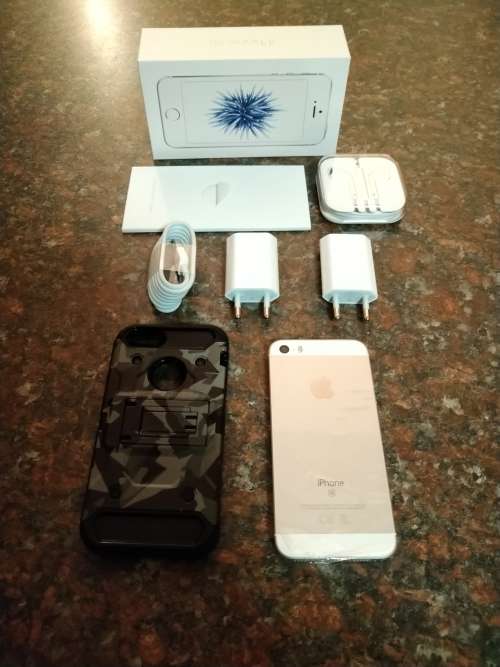 IPad 6th Gen 32GB Wifi and 32GB iPhone SE Both only 2 weeks old ***R1 No Reserve***