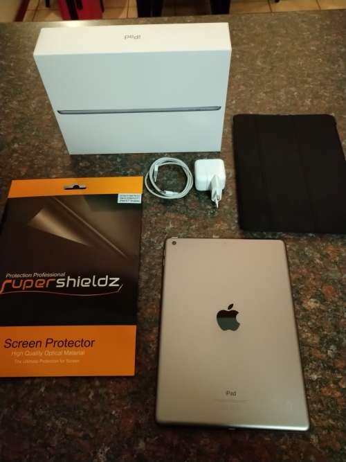 IPad 6th Gen 32GB Wifi and 32GB iPhone SE Both only 2 weeks old ***R1 No Reserve***
