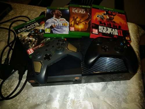 XBOX ONE 500GB with 4 Games and 2 controllers***R1 No Reserve***