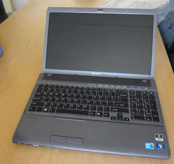 SONY VAIO VPCF136FM 16.4" CORE i7, 6GB RAM, 320GB HD,  NVIDIA, WEBCAM, DVD-RW, WIN 7 HP, ETC