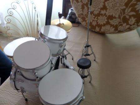 BEETLE DRUM SET AND HOFNER BASS GUITAR