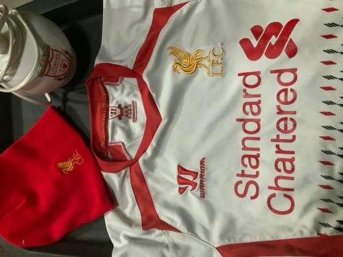 Liverpool football/soccer top & beanie lamp..kids size  8/10 YEAR 122
