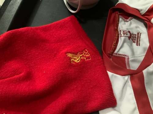 Liverpool football/soccer top & beanie lamp..kids size  8/10 YEAR 122