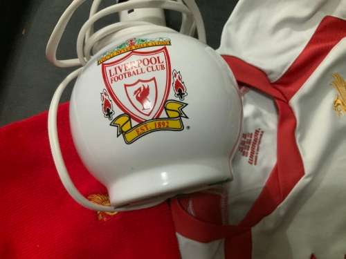 Liverpool football/soccer top & beanie lamp..kids size  8/10 YEAR 122