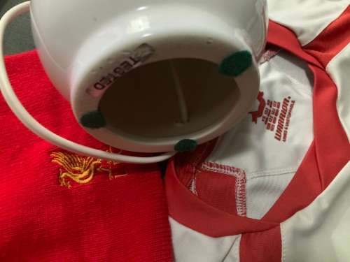 Liverpool football/soccer top & beanie lamp..kids size  8/10 YEAR 122