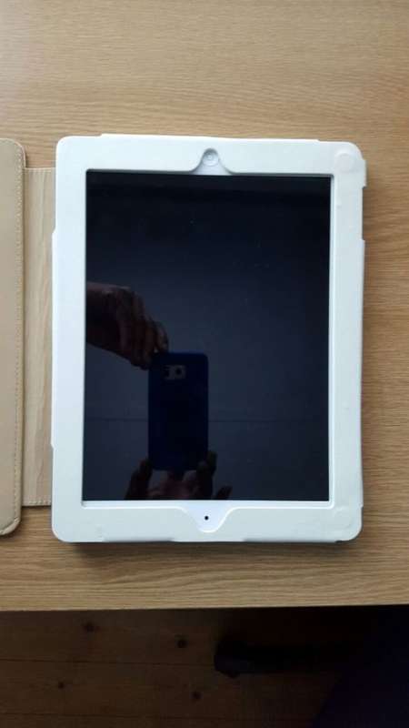 Apple IPad 4      9.5"   wifi   and   cellular   MD525