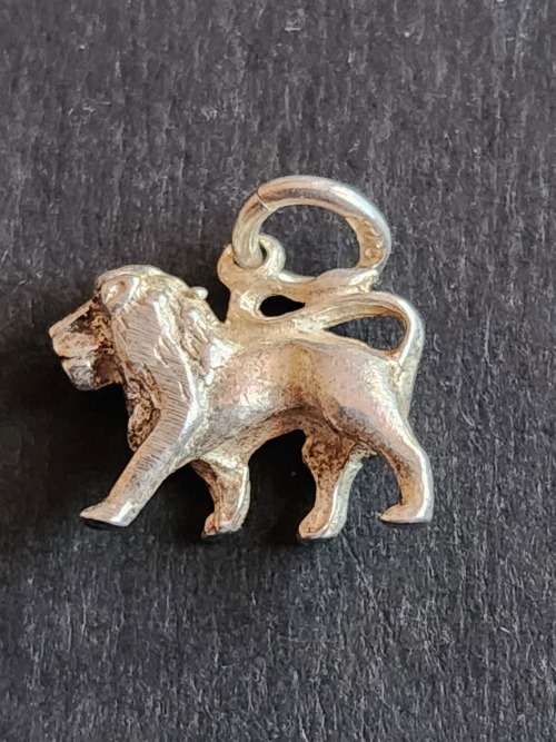 Vintage Lion Silver Charm 2.04g - as per photograph