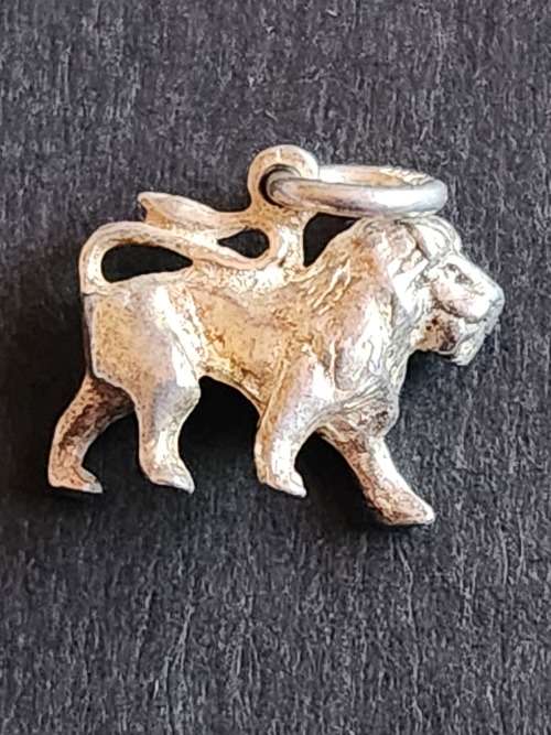 Vintage Lion Silver Charm 2.04g - as per photograph
