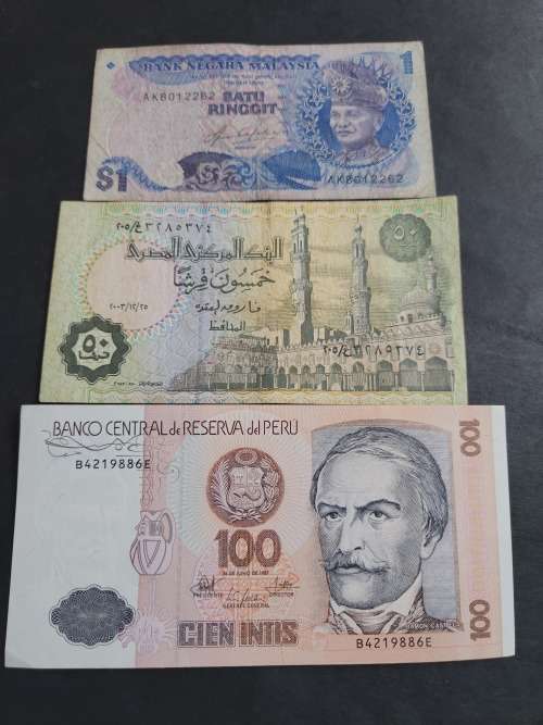 3 x World Notes Malaysia 1 Ringgit, Egypt 50 Piastres and Peru 100 Intis UNC - as per photograph