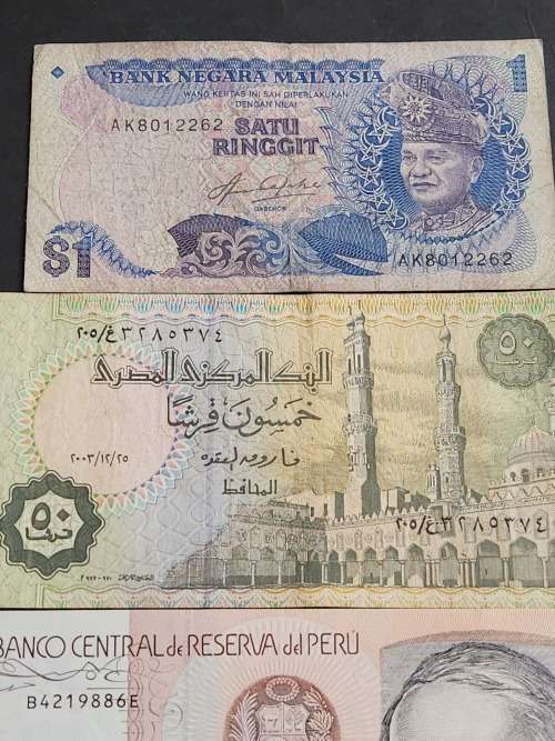 3 x World Notes Malaysia 1 Ringgit, Egypt 50 Piastres and Peru 100 Intis UNC - as per photograph