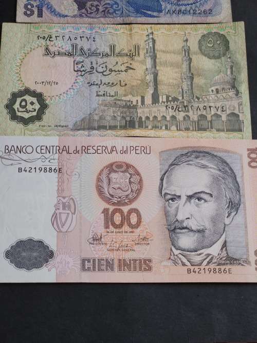 3 x World Notes Malaysia 1 Ringgit, Egypt 50 Piastres and Peru 100 Intis UNC - as per photograph