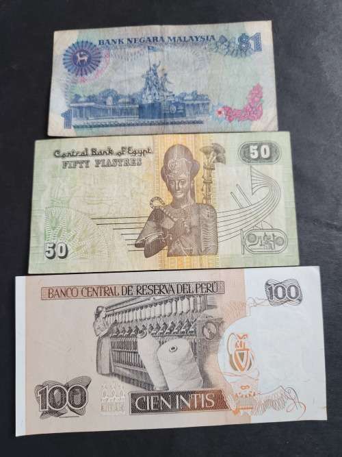 3 x World Notes Malaysia 1 Ringgit, Egypt 50 Piastres and Peru 100 Intis UNC - as per photograph