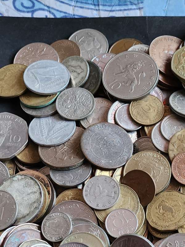 Mixed lot of World Coins 2 kg - as per photograph