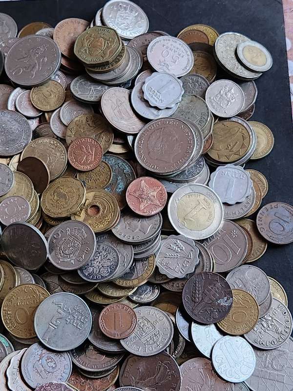 Mixed lot of World Coins 2 kg - as per photograph