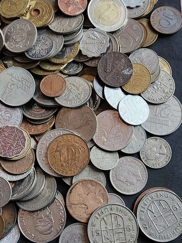 Mixed lot of World Coins 2 kg - as per photograph