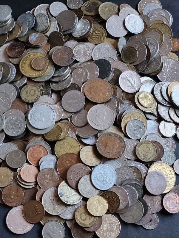 Mixed lot of World Coins 2 kg - as per photograph