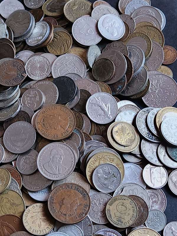 Mixed lot of World Coins 2 kg - as per photograph