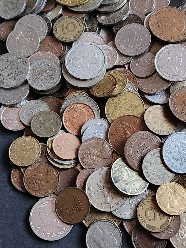 Mixed lot of World Coins 2 kg - as per photograph