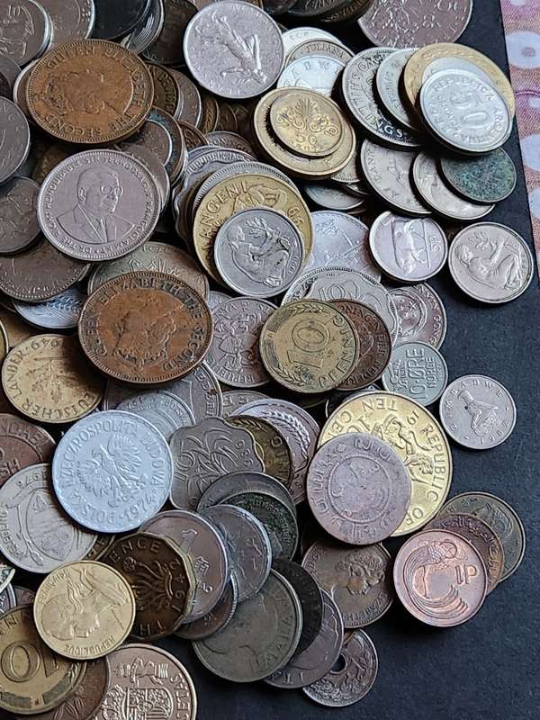 Mixed lot of World Coins 2 kg - as per photograph
