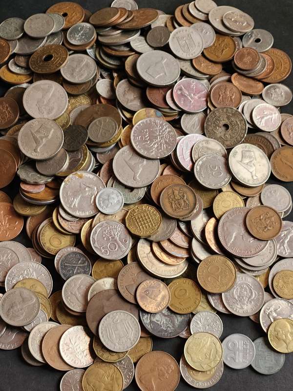 Mixed lot of World Coins 2 kg - as per photograph