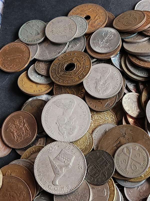 Mixed lot of World Coins 2 kg - as per photograph