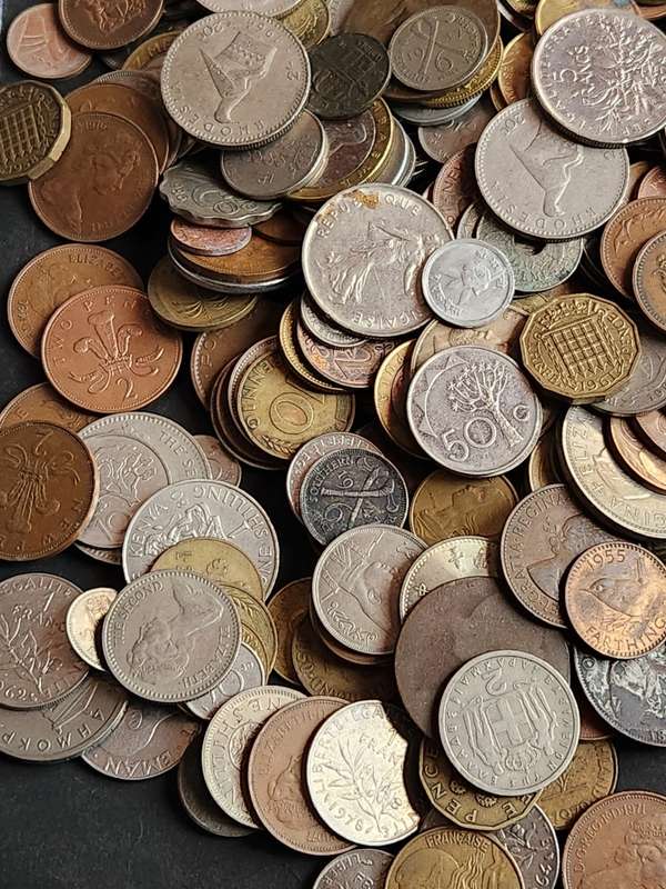 Mixed lot of World Coins 2 kg - as per photograph