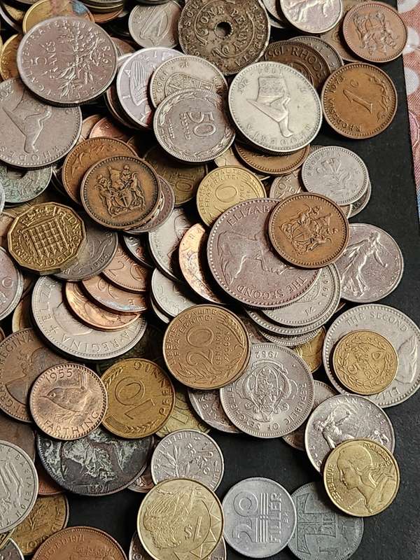 Mixed lot of World Coins 2 kg - as per photograph