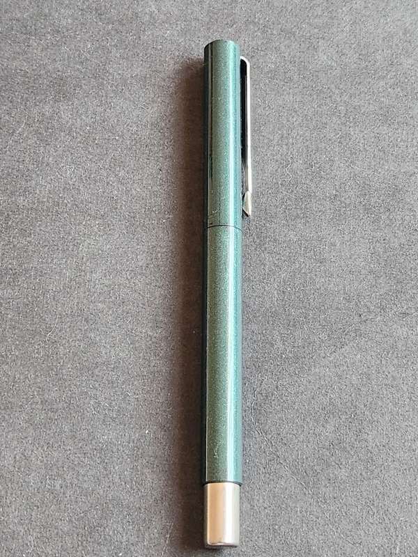 Vintage Parker Vector Fountain Pen (mint condition) in tin (needs refill) - as per photograph