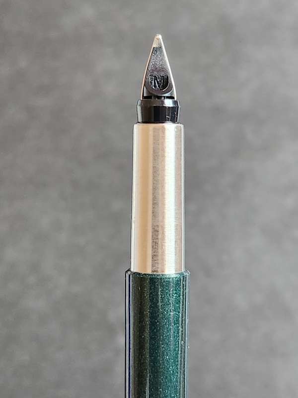 Vintage Parker Vector Fountain Pen (mint condition) in tin (needs refill) - as per photograph