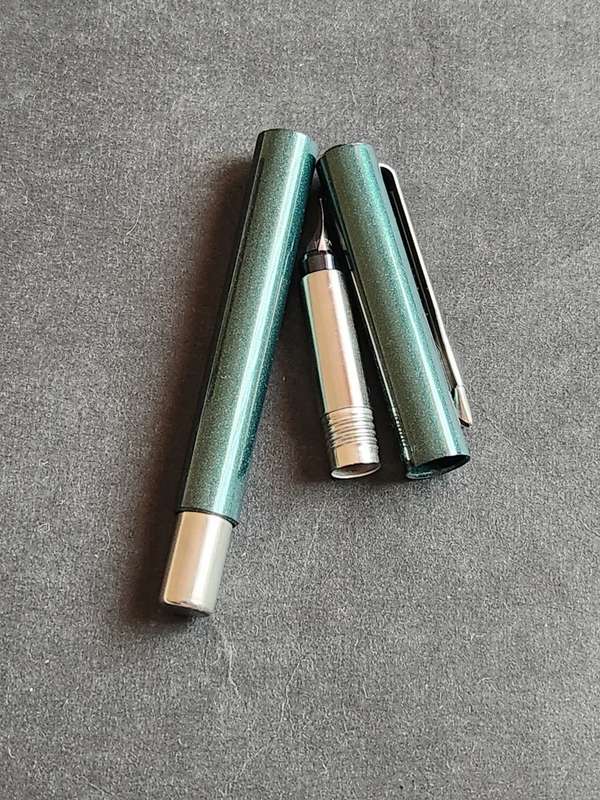 Vintage Parker Vector Fountain Pen (mint condition) in tin (needs refill) - as per photograph