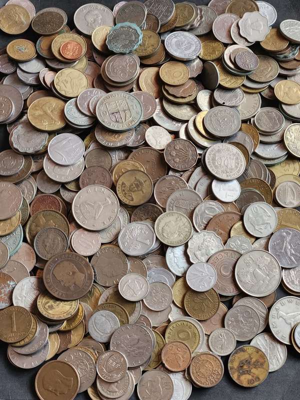 Mixed lot of World Coins 2 kg - as per photograph