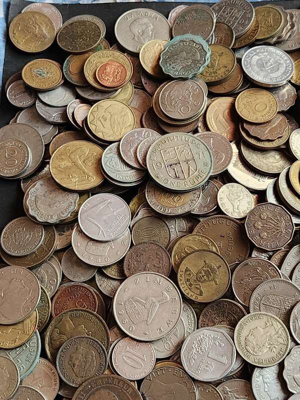 Mixed lot of World Coins 2 kg - as per photograph
