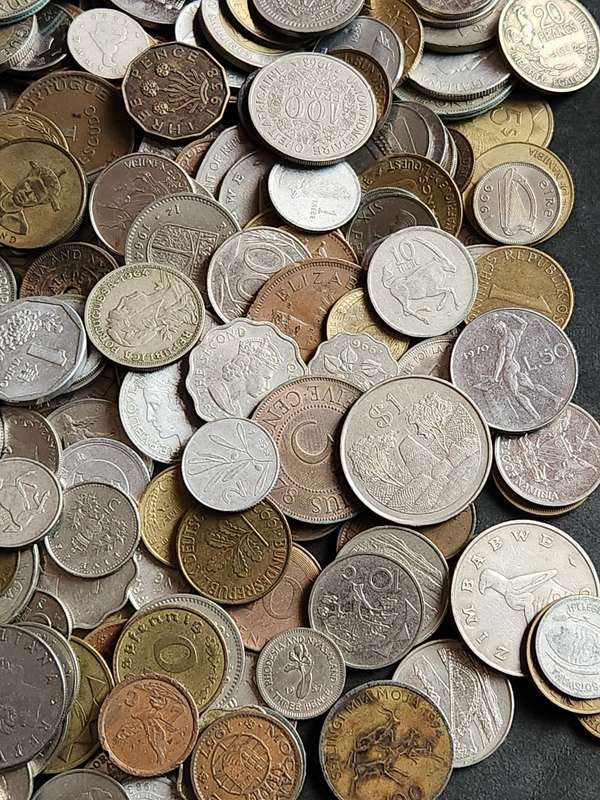Mixed lot of World Coins 2 kg - as per photograph