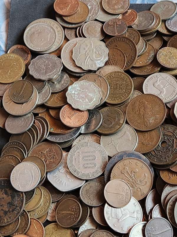 Mixed lot of World Coins 2 kg - as per photograph