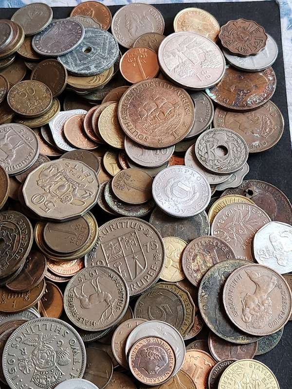 Mixed lot of World Coins 2 kg - as per photograph
