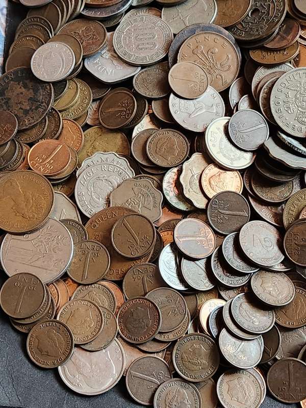 Mixed lot of World Coins 2 kg - as per photograph