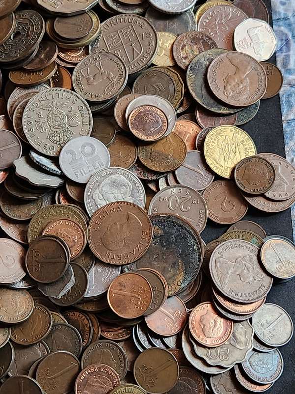 Mixed lot of World Coins 2 kg - as per photograph